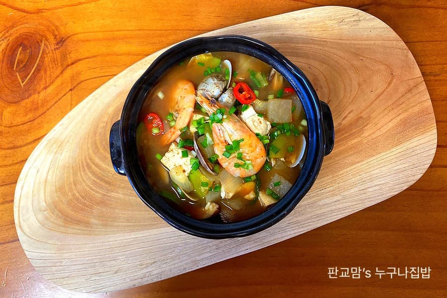 يخنة الدوينجانغ بالمأكولات البحرية