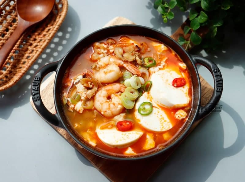 يخنة التوفو الطري مع المأكولات البحرية