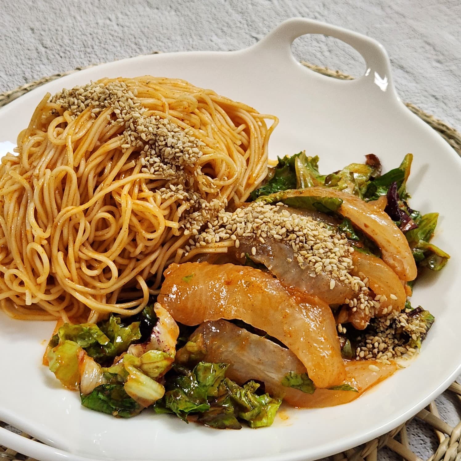 نودلز السمك النيء