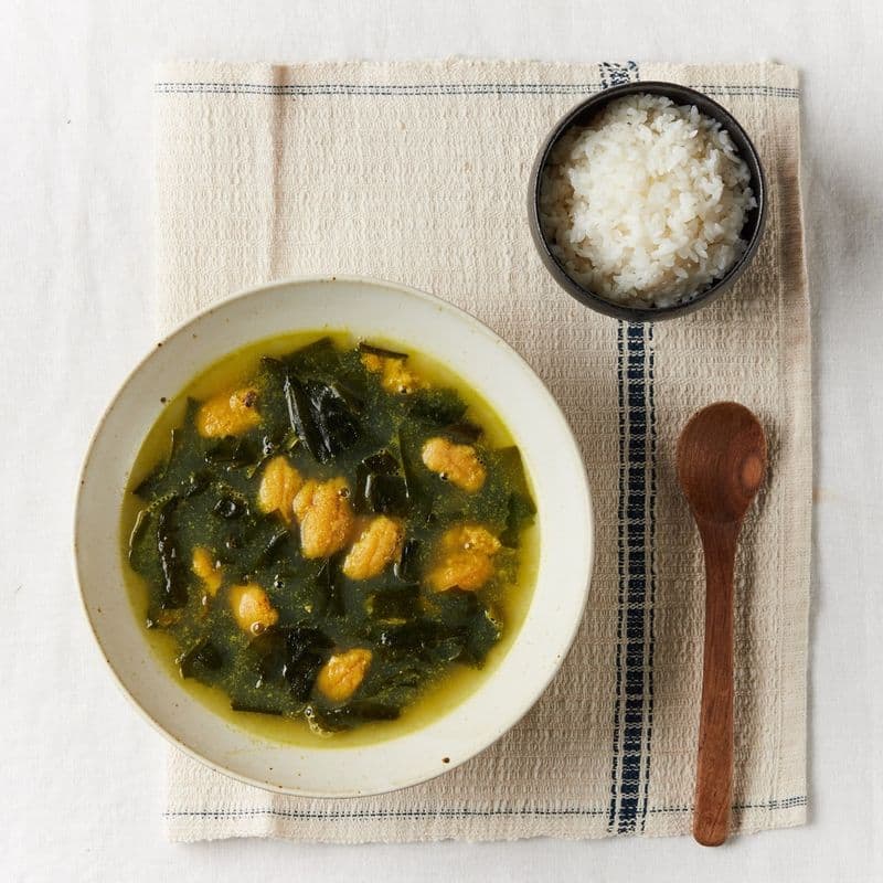 حساء قنفذ البحر والأعشاب