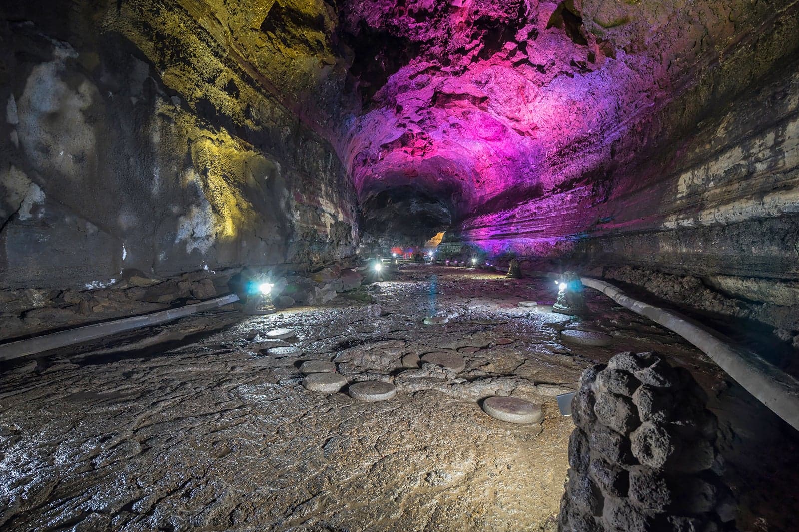 Manjanggul lava cave ??12째C in 30째C heat
