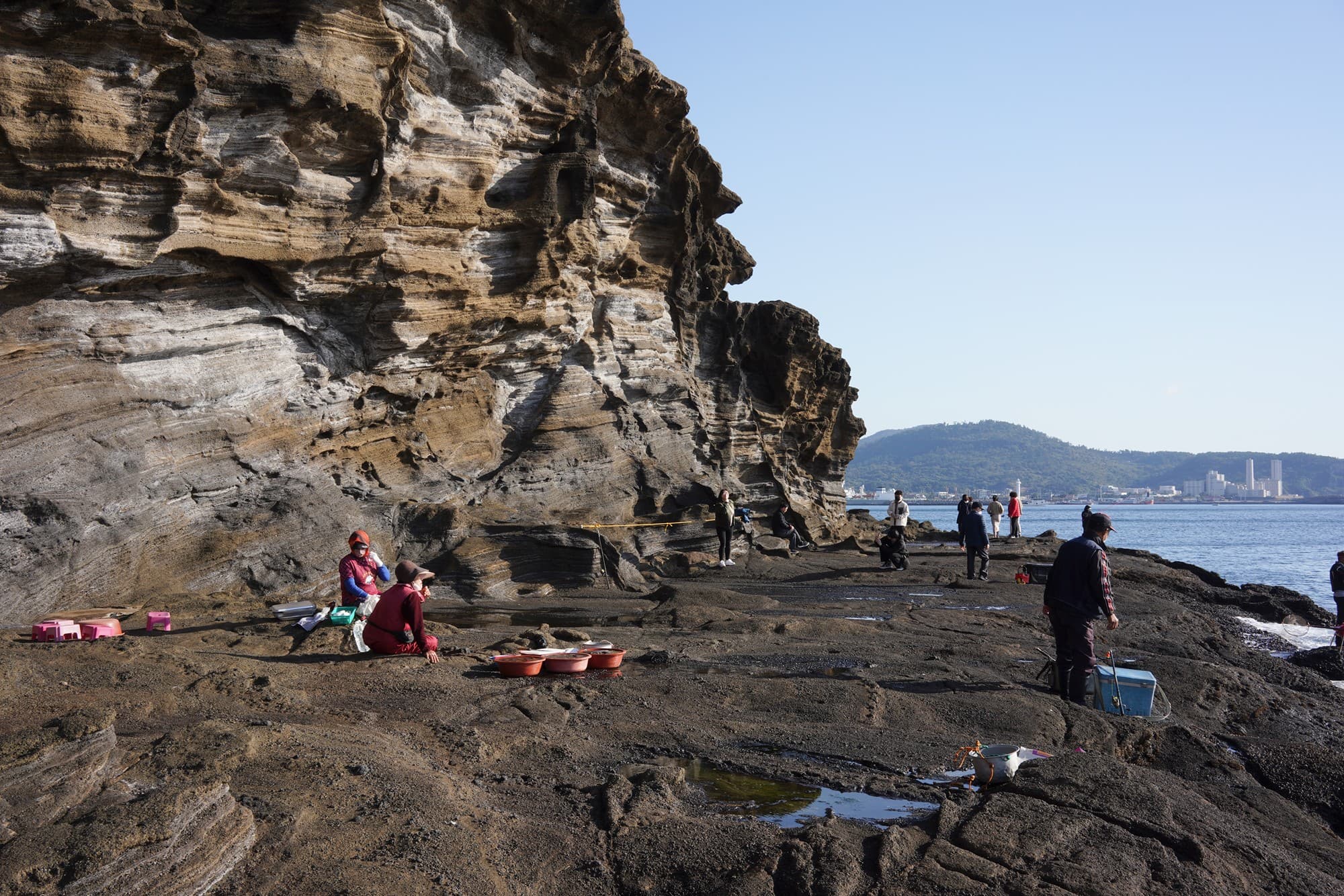 Yongmeori coastal cliff walk at low tide